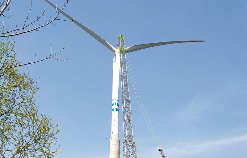 全国首台140米钢混塔架3MW级风机吊装完成